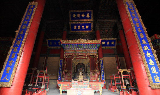 大成殿內(nèi)金碧輝煌 大成殿內(nèi)金碧輝煌